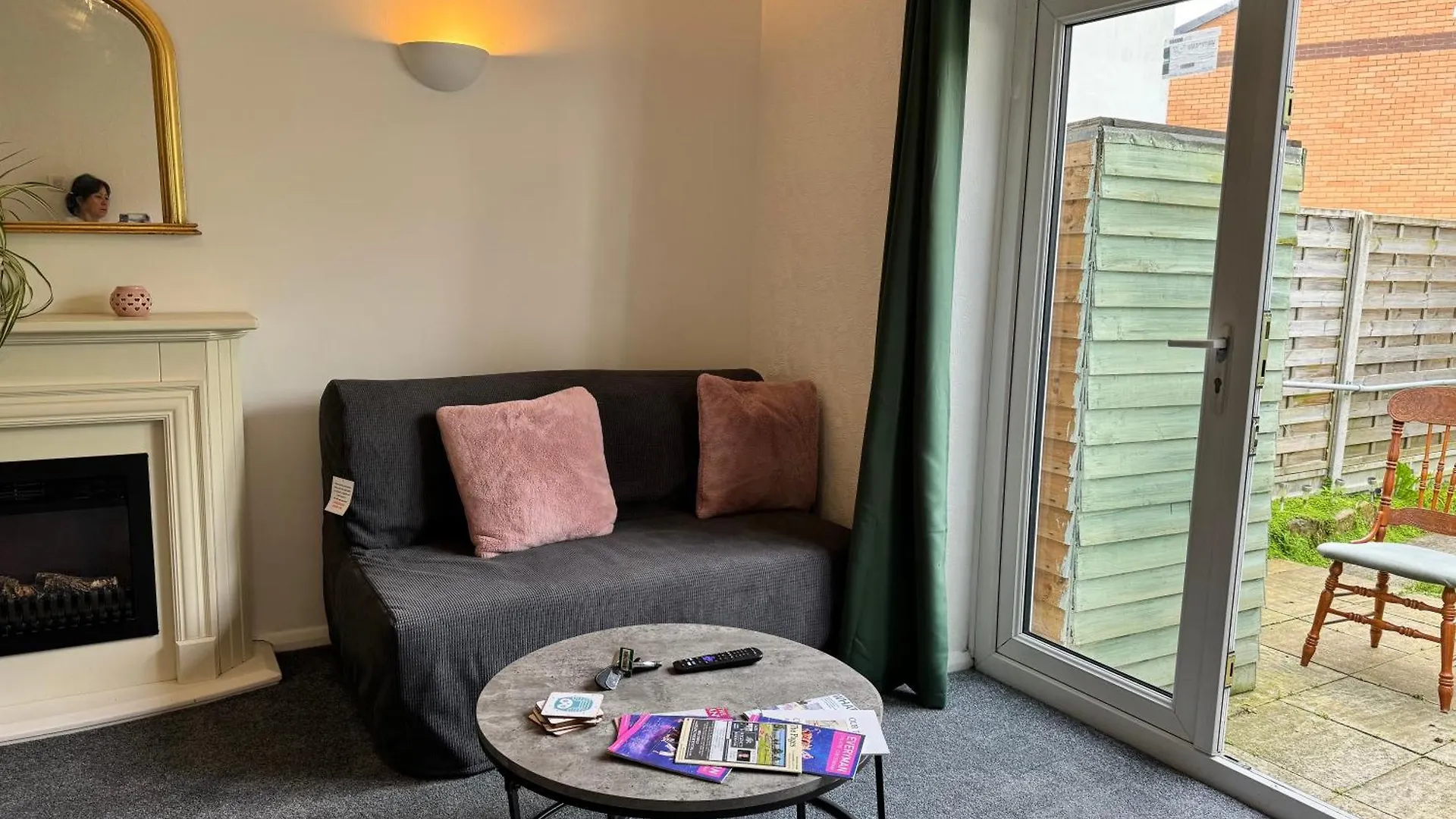 Holiday home Comfortable Home Away From Home, Spacious 2 Bedroom Town House,Self Catering, Free Parking, Walking Distance To Cheltenham Town Centre