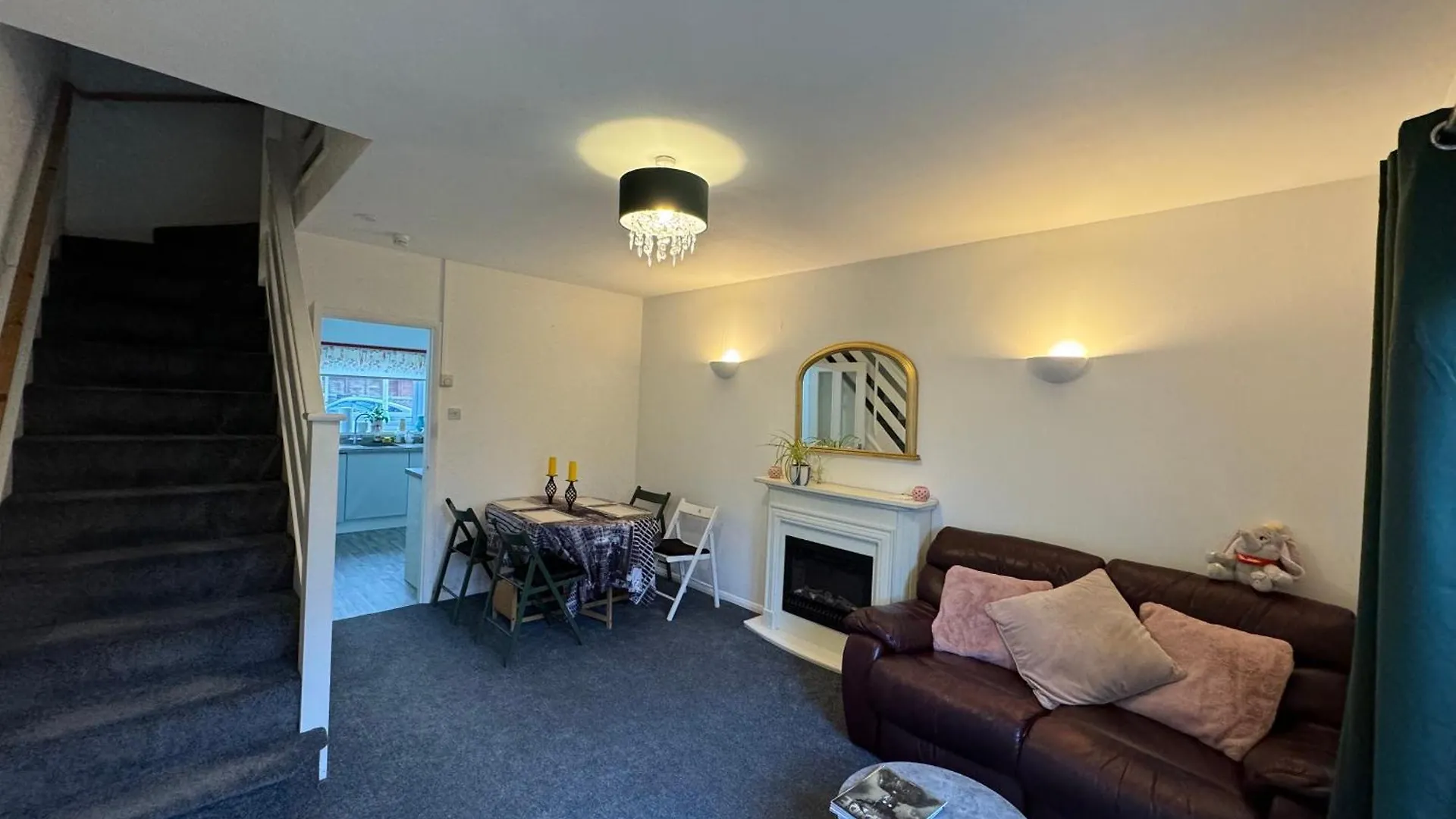 Comfortable Home Away From Home, Spacious 2 Bedroom Town House,Self Catering, Free Parking, Walking Distance To Cheltenham Town Centre