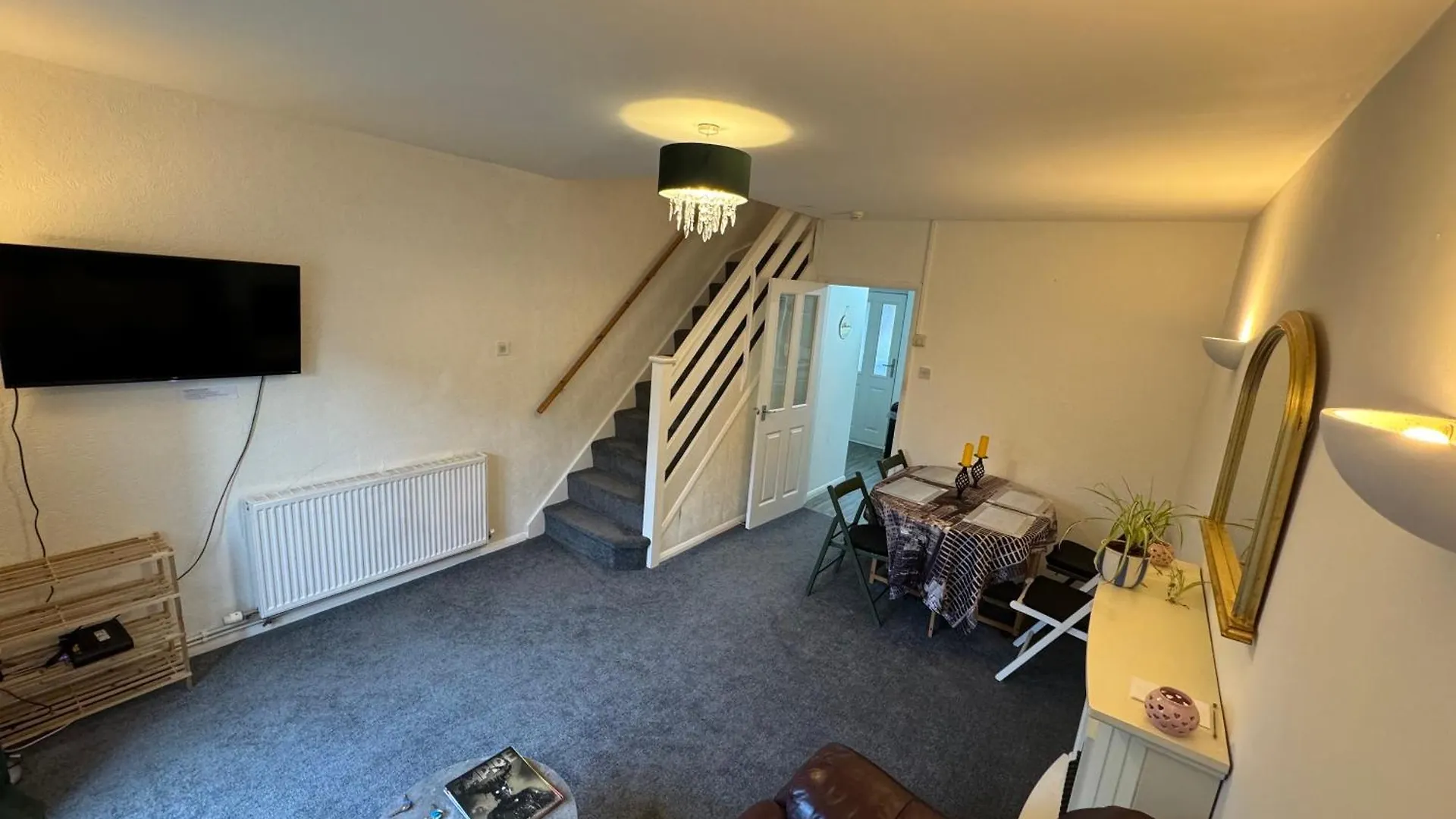 Comfortable Home Away From Home, Spacious 2 Bedroom Town House,Self Catering, Free Parking, Walking Distance To Cheltenham Town Centre 0*,