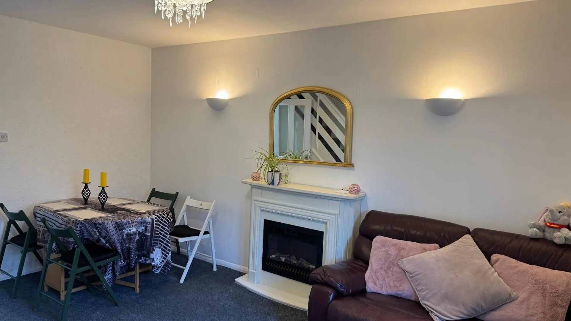 Comfortable Home Away From Home, Spacious 2 Bedroom Town House,Self Catering, Free Parking, Walking Distance To Cheltenham Town Centre