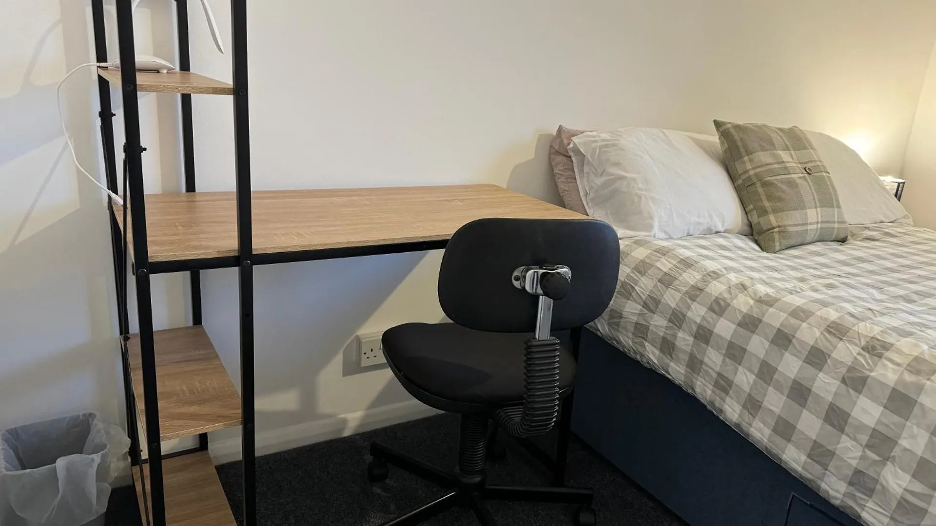 Holiday home Comfortable Home Away From Home, Spacious 2 Bedroom Town House,Self Catering, Free Parking, Walking Distance To Cheltenham Town Centre