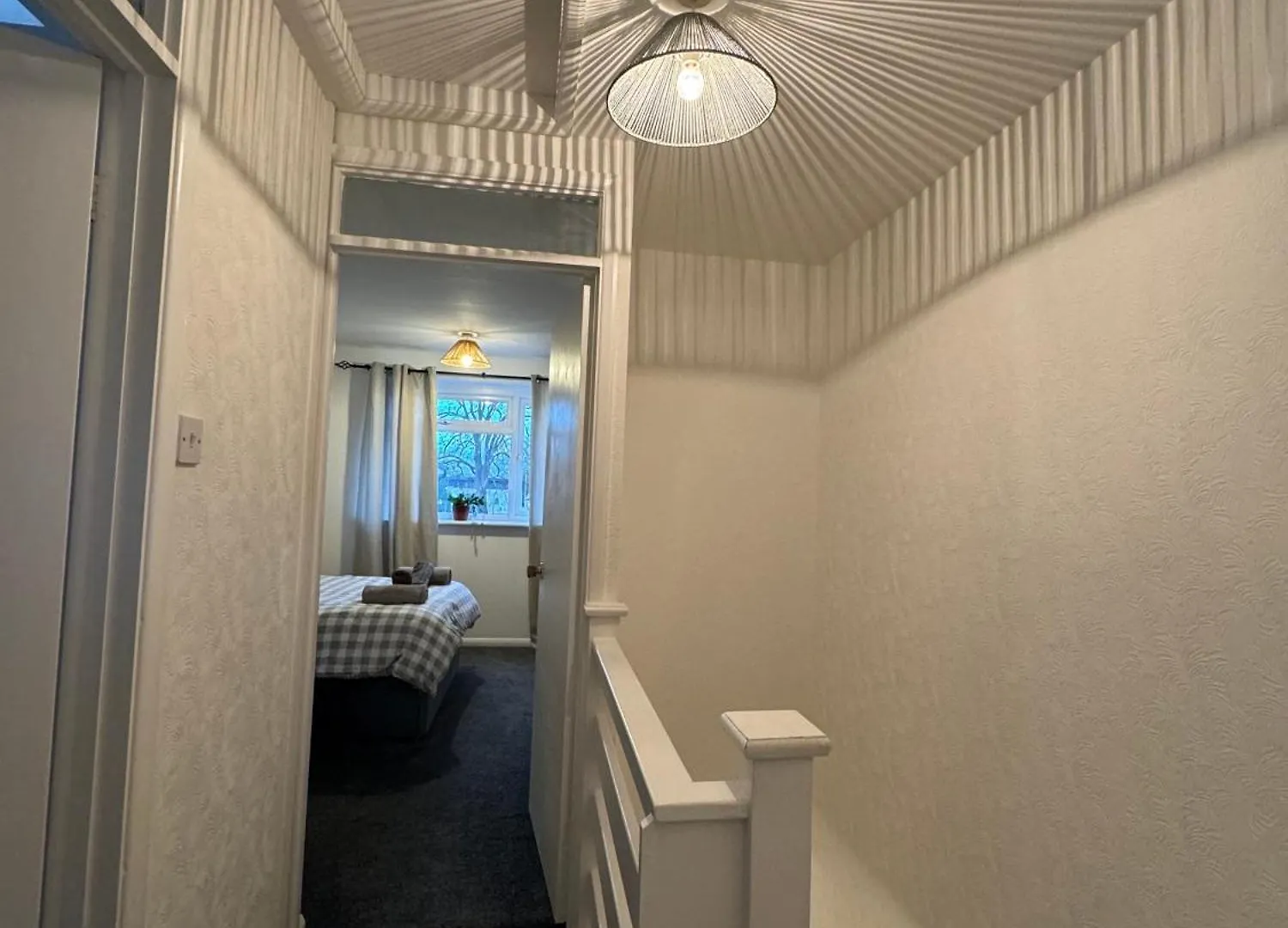 Comfortable Home Away From Home, Spacious 2 Bedroom Town House,Self Catering, Free Parking, Walking Distance To Cheltenham Town Centre Holiday home