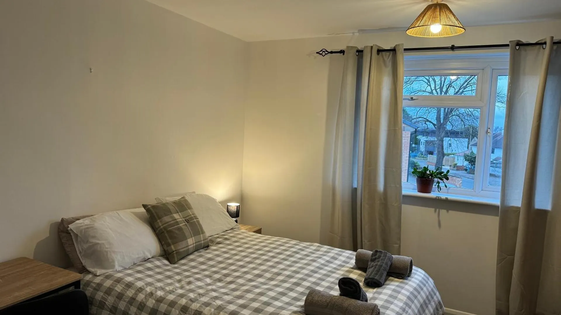 Holiday home Comfortable Home Away From Home, Spacious 2 Bedroom Town House,Self Catering, Free Parking, Walking Distance To Cheltenham Town Centre United Kingdom