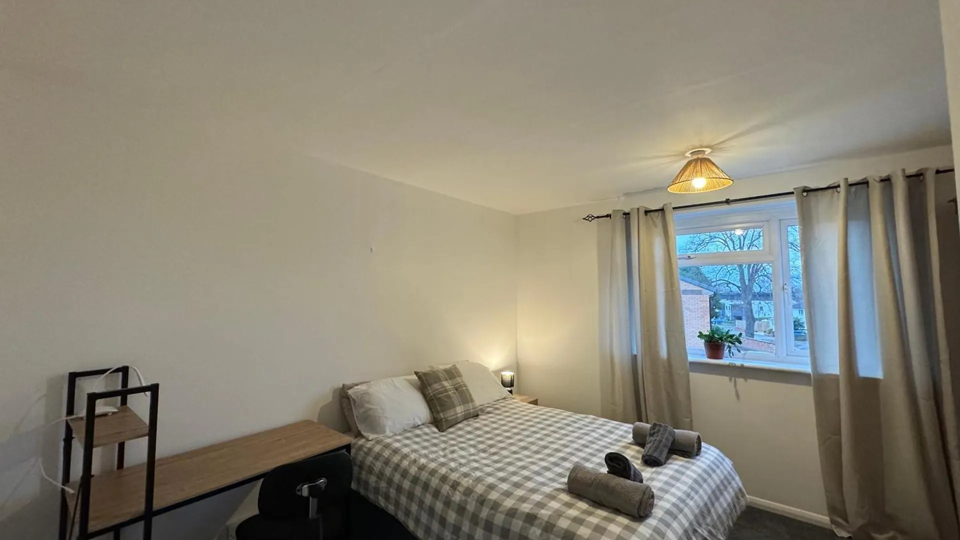 Comfortable Home Away From Home, Spacious 2 Bedroom Town House,Self Catering, Free Parking, Walking Distance To Cheltenham Town Centre