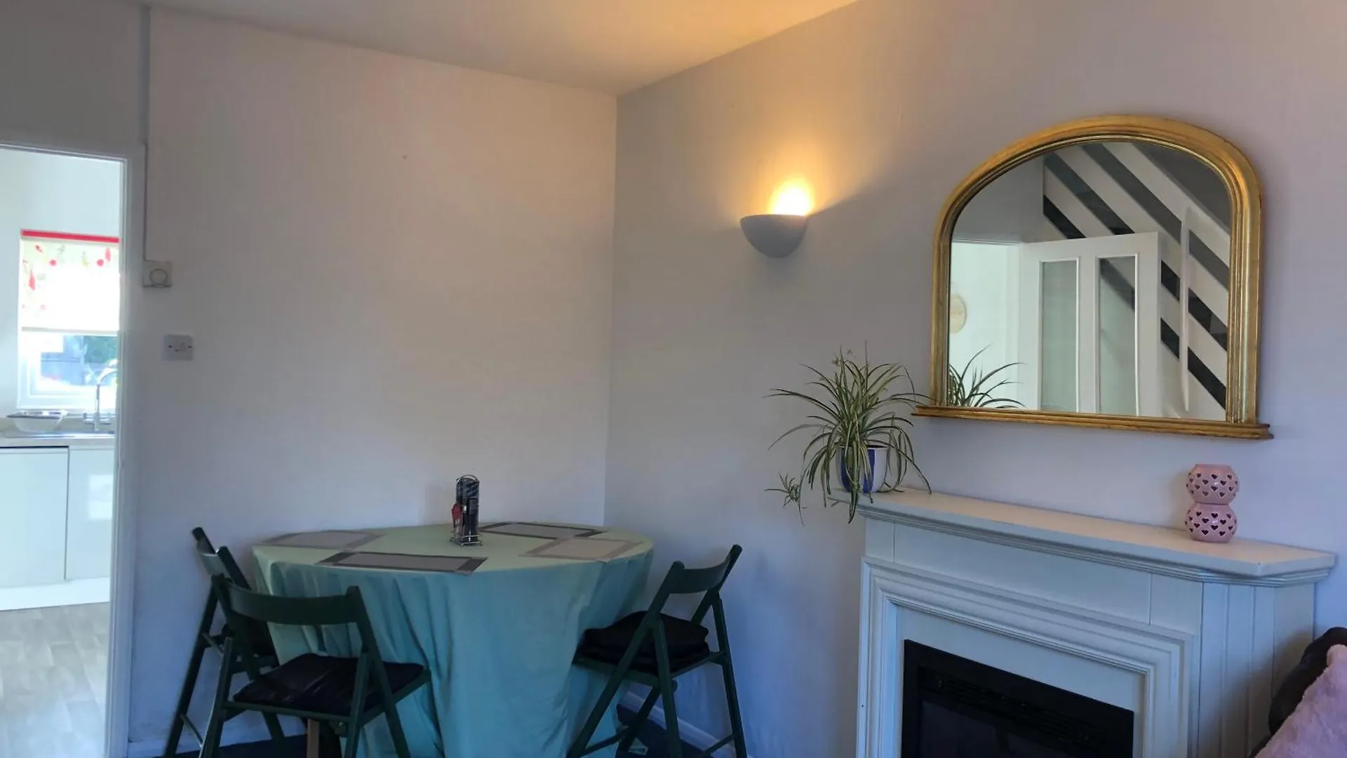 Comfortable Home Away From Home, Spacious 2 Bedroom Town House,Self Catering, Free Parking, Walking Distance To Cheltenham Town Centre Holiday home