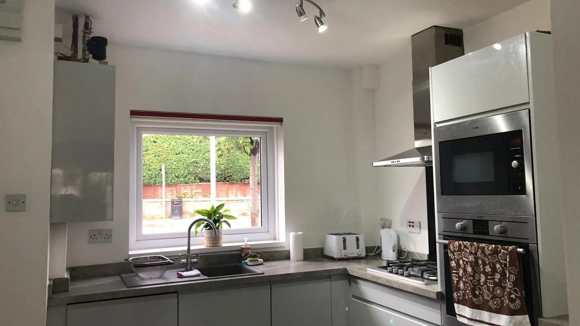 Holiday home Comfortable Home Away From Home, Spacious 2 Bedroom Town House,Self Catering, Free Parking, Walking Distance To Cheltenham Town Centre