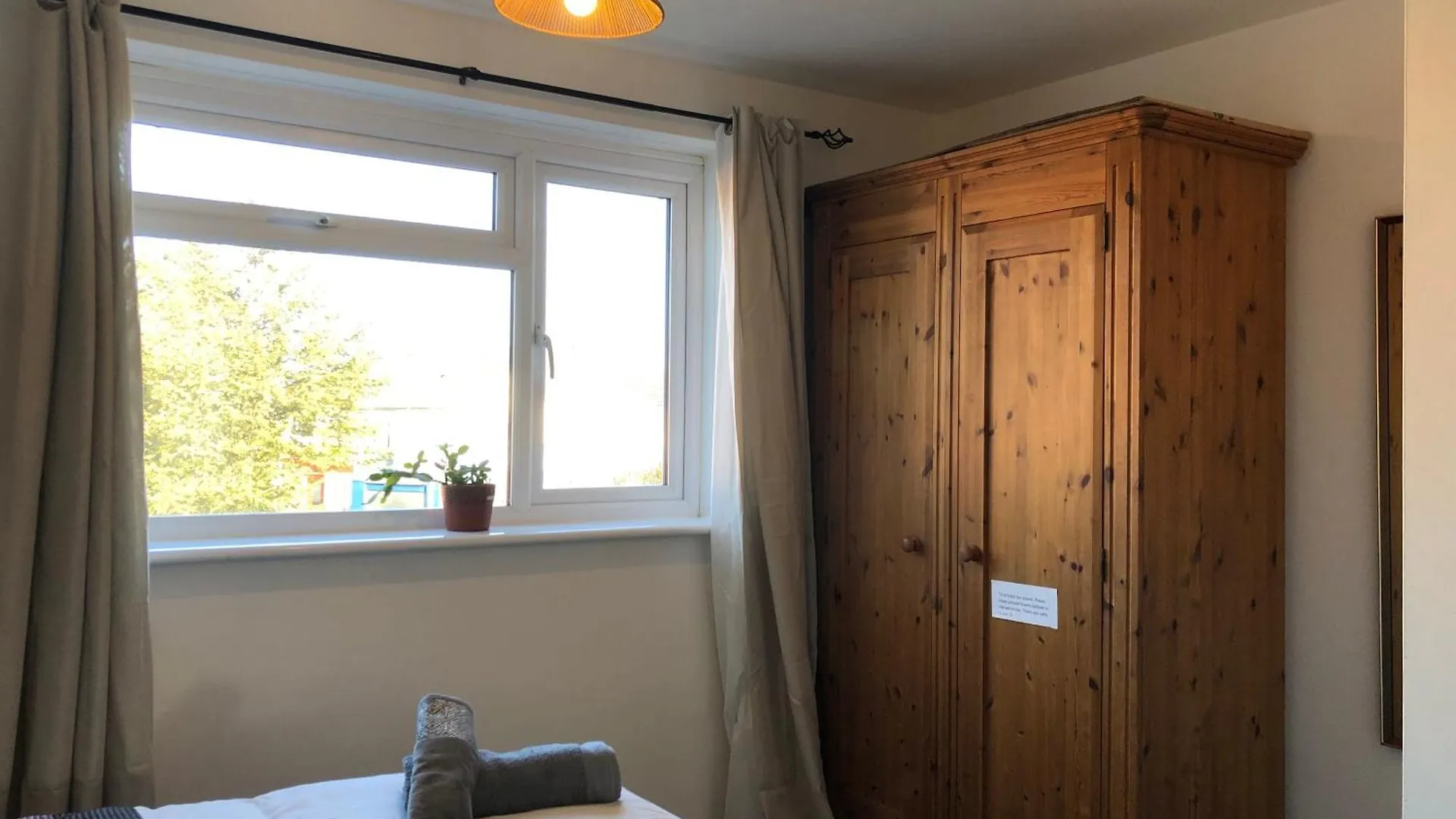 Holiday home Comfortable Home Away From Home, Spacious 2 Bedroom Town House,Self Catering, Free Parking, Walking Distance To Cheltenham Town Centre