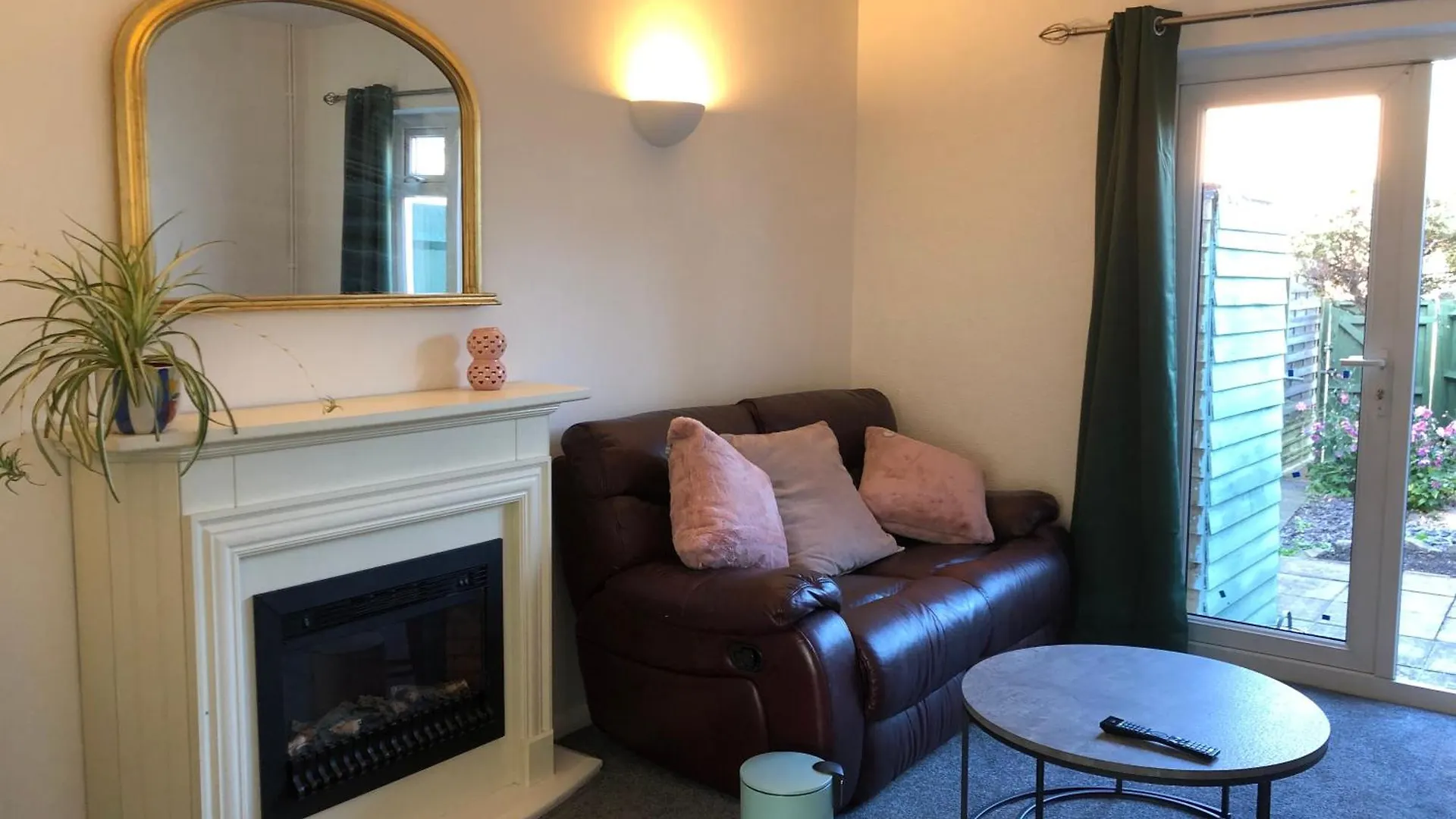 Comfortable Home Away From Home, Spacious 2 Bedroom Town House,Self Catering, Free Parking, Walking Distance To Cheltenham Town Centre Holiday home