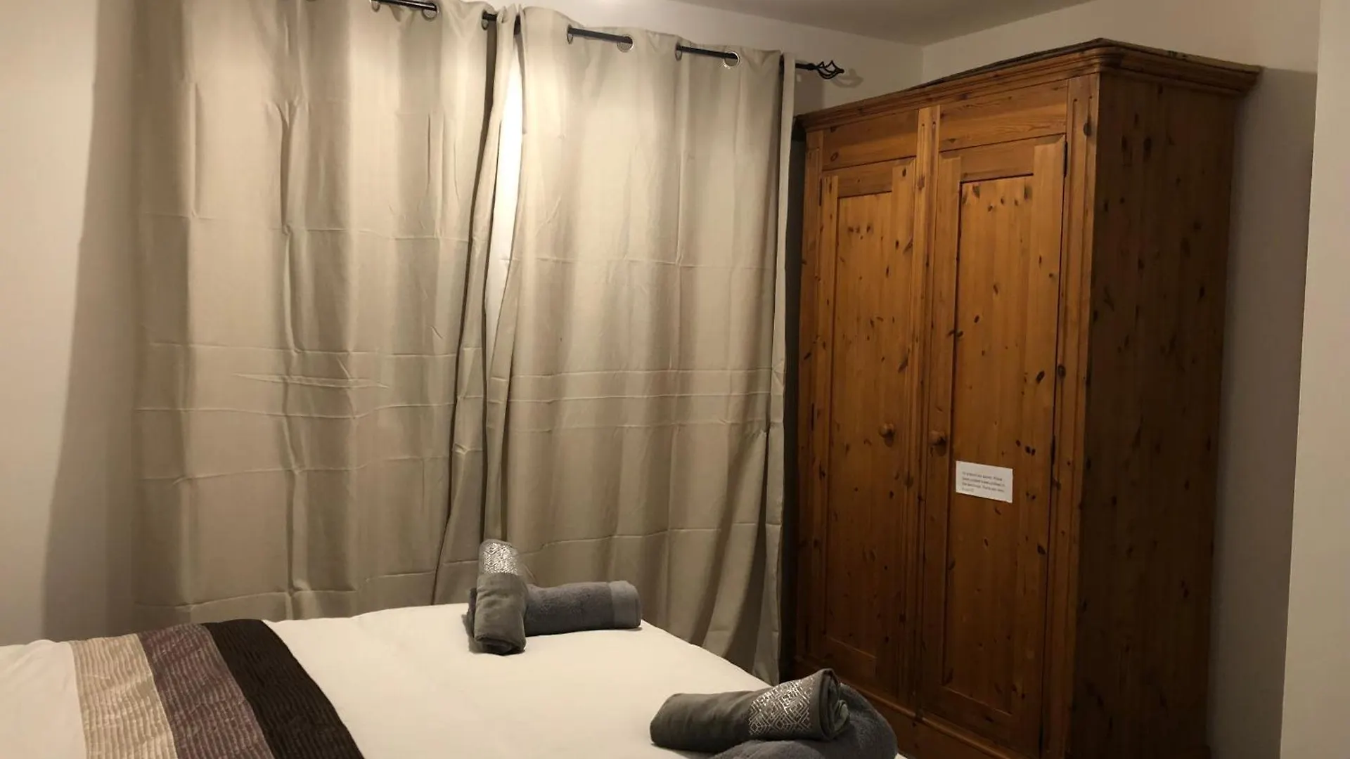Comfortable Home Away From Home, Spacious 2 Bedroom Town House,Self Catering, Free Parking, Walking Distance To Cheltenham Town Centre